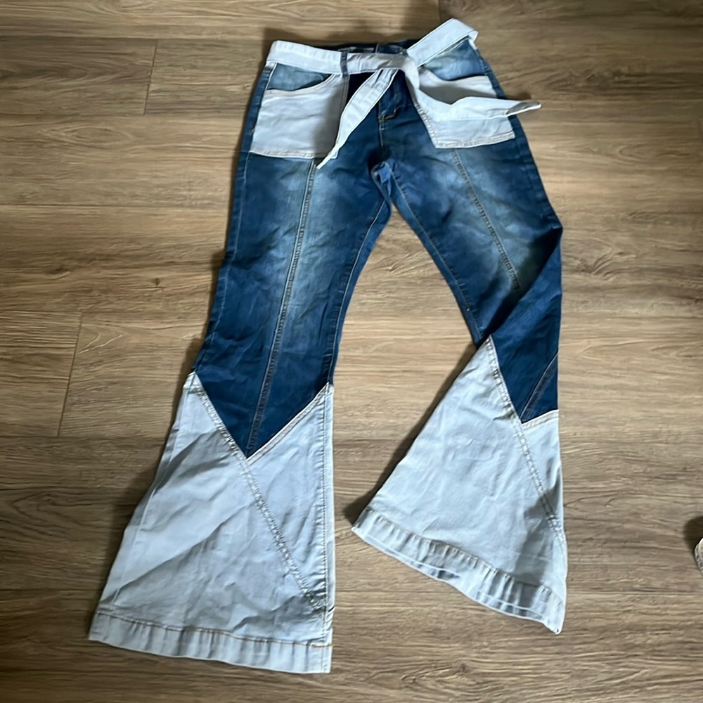 NWOT bell bottom two toned jeans. Size Medium
